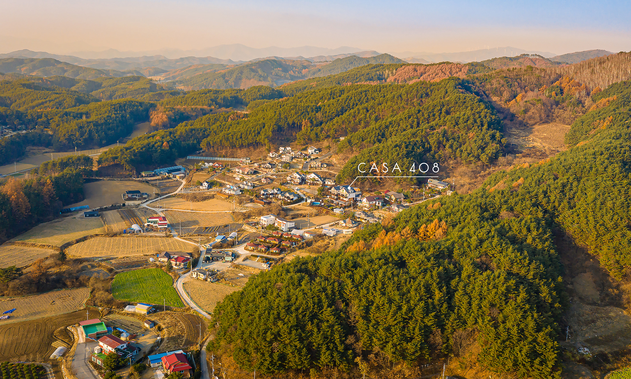 산으로 둘러싸인 두원리 마을 항공 사진, 까사408의 위치가 표시되어 있다